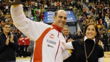 Hombrados, con la Copa.