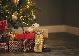 Esto es lo que dice la psicología de ti si publicas en redes la foto de tu árbol de Navidad con los regalos debajo