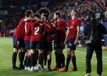 1-1. Ante Budimir celebra el primer gol.