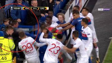 Un padre, con su hijo en brazos, a golpes con jugadores del Lyon