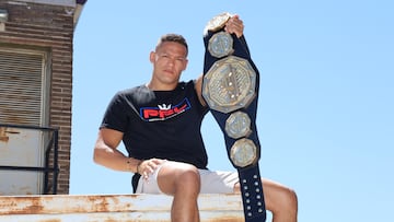 Costello van Steenis con su cinturón en la redacción de AS.