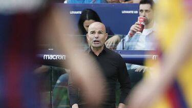 Paco López, téncico del Levante, ante el Barça.