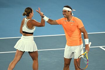 El tenista español, Rafael Nadal, celebra un punto con la tenista ucraniana, Marta Kostyuk.