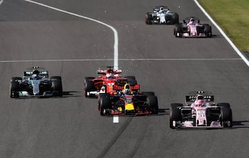 Esteban Ocón por delante de Daniel Ricciardo, Sebastian Vettel y Valtteri Bottas.