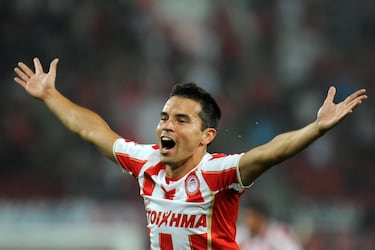 El argentino llegó al club de El Pireo en 2013 para jugar una única temporada. Disputó 35 partidos en los que anotó 14 goles. Consiguió 1 Campeonato de liga griega. 