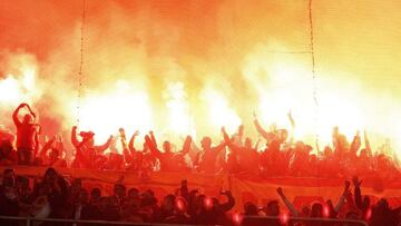 Bengalas encendidas entre los seguidores del Galatasaray en el Bernabéu.