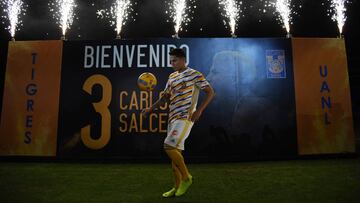 El defensor mexicano se present&oacute; en el Universitario ante la afici&oacute;n regia, en donde hubo algarab&iacute;a, juegos pirot&eacute;cnicos y balones de regalo por parte del futbolista.