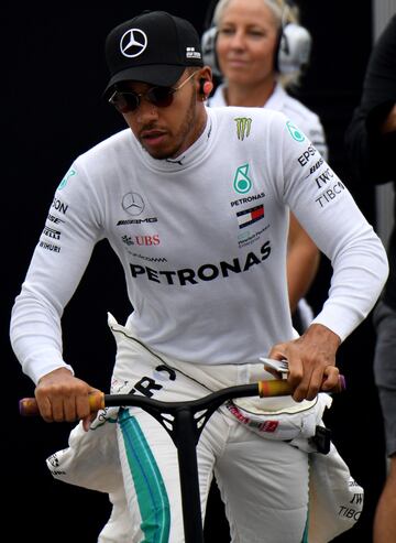 El piloto de Mercedes, Lewis Hamilton, llegando al circuito de Suzuka. 