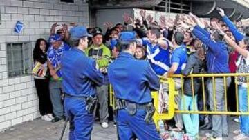 <b>AMBIENTE. </b>Unos 3.000 seguidores del Tenerife hicieron cola entre cánticos para conseguir localidades del próximo derbi regional.