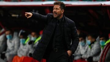Atletico Madrid&#039;s Argentine coach Diego Simeone gestures during the UEFA Champions League football match between Lokomotiv Moscow and Atletico Madrid in Moscow on November 3, 2020. (Photo by Yuri Kochetkov / POOL / AFP)