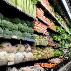 ¿Qué requisitos deben cumplir los estudiantes universitarios para recibir cupones de alimentos SNAP?