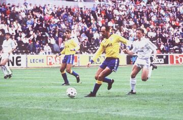 Carmelo Navarro, exjugador del Cádiz, en un partido frente al Real Madrid en 1989.