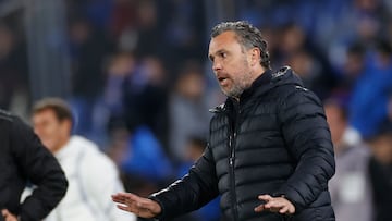 GETAFE (MADRID), 06/11/2023.- El entrenador del C¨¢diz, Sergio Gonz¨¢lez, durante el partido de la jornada 12 de Liga de Primera Divisi¨®n que Getafe CF y C¨¢diz CF diputan este lunes en el Coliseum de Getafe. EFE/Javier Liz¨®n