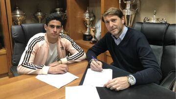 Miguel de la Fuente, jugador del Real Valladolid, firma su renovaci&oacute;n con el presidente Carlos Su&aacute;rez.