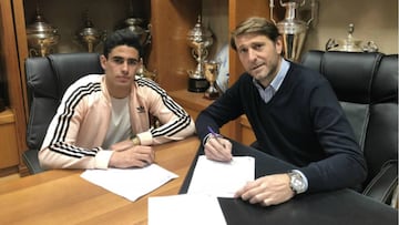 Miguel de la Fuente, jugador del Real Valladolid, firma su renovaci&oacute;n con el presidente Carlos Su&aacute;rez.