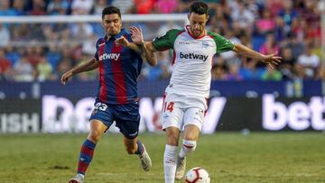 Burgui disputa un balón con Jason en el partido entre Alavés y Levante.
