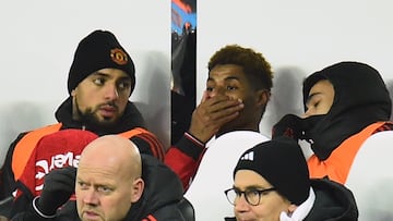 Newcastle (United Kingdom), 02/12/2023.- Manchester United's Marcus Rashford (C) talks to teammates after being substituted during the English Premier League soccer match between Newcastle United and Manchester United, in Newcastle, Britain, 02 December 2023. (Reino Unido) EFE/EPA/PETER POWELL EDITORIAL USE ONLY. No use with unauthorized audio, video, data, fixture lists, club/league logos, 'live' services or NFTs. Online in-match use limited to 120 images, no video emulation. No use in betting, games or single club/league/player publications.
