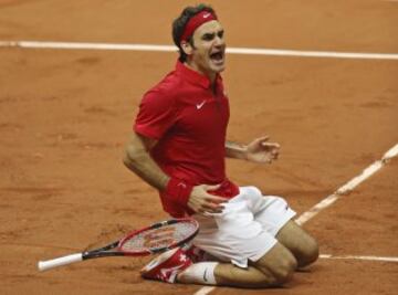 Federer festeja el punto que le dio a Suiza la Davis.