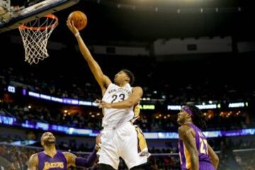 Anthony Davis, en números de aspirante al MVP, demasiado para unos Lakers muy débiles en las zona.