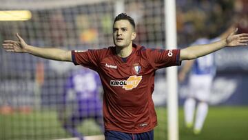 Juan Villar celebra un gol con Osasuna.