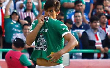 José Juan Macías tuvo un año redondo con Club León. El delantero surgido de Chivas de Guadalajara se consolidó en primera división con La Fiera. En la jornada 5 del Apertura 2019, JJ le anotó al Rebaño Sagrado y celebró besando el escudo de los esmeraldas. Un semestre después, el ariete azteca regresará a defender los colores del equipo rojiblanco.