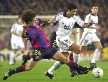 21/10/2000. El futbolista portugués del Real Madrid, Luis Figo, evitando la entrada de Puyol, del FC Barcelona.