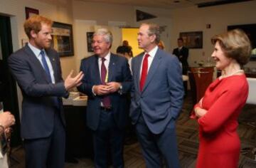 El Príncipe Harry, Sir Keith Mills, el expresidente estadounidense George W Bush y Laura Bush.