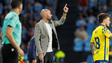 Claudio Giráldez, entrenador del Celta, realiza una indicación durante el partido contra Las Palmas en Balaídos.