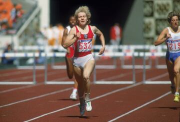 Otro de los récords vigentes desde Seúl 1988 que ostentan las soviéticas. En los relevos 4x400 metros ganaron con un tiempo de 3:15,17.