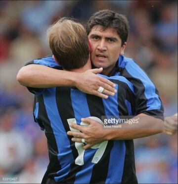 El argentino estuvo en el plantel de Inter que tuvo a 'Pek'. En la imagen celebran un gol de pretemporada.  