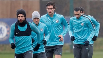 Cesc, Pedro y Marcos Alonso, durante el último entrenamiento del Chelsea.