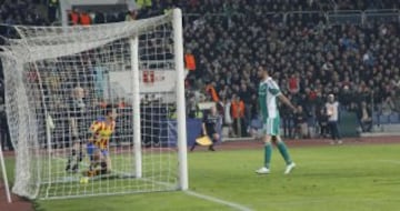 El centrocampista del Valencia, Fede Cartabia, marca el segundo gol de su equipo ante el Ludogorets Razgrad, durante el partido de ida de los octavos de final de la Liga Europa, en el estadio nacional Vasil Levski, en Sofía, Bulgaria.