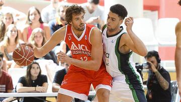Andric bota el balón ante la defensa de Bieshaar.