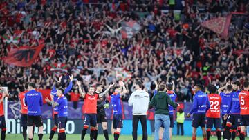 Los jugadores de Osasuna celebran con su afición la victoria ante el Sevilla.