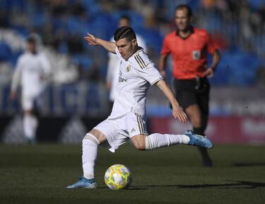 El correcaminos de Bolaños de Calatrava (Ciudad Real). Lateral de ida, vuelta y tres depósitos de gasolina en los pulmones. Su kriptonita han sido las lesiones en un hombro, que le obligaron a pasar dos veces por el quirófano. Pero ya ha debutado con el primer equipo, tiene mordiente cerca de la portería rival y mucha competencia por arriba. Habitual de La Rojita, ofertas le van a sobrar… 