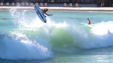 Jackson Dorian surfeando en Waco Wave Pool (Texas, Estados Unidos).