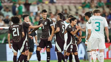 PASADENA, CALIFORNIA - SEPTEMBER 07: Cesar Montes #3 of Mexico and teammates react after defeating New Zealand in an International Friendly match at Rose Bowl Stadium on September 07, 2024 in Pasadena, California.   Meg Oliphant/Getty Images/AFP (Photo by Meg Oliphant / GETTY IMAGES NORTH AMERICA / Getty Images via AFP)