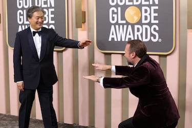 Los directores Park Chan-wook y Rian Johnson en una divertida pose en la alfombra roja.