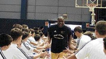 <b>EN SU SALSA.</B> La juventud siempre ha adorado al gran Magic.