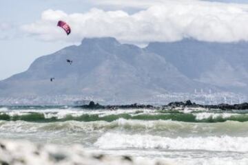 El holandés Ruben Lenten vuela -muy- por encima de las olas y la espuma generadas por el viento. 