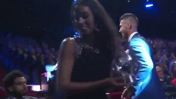 La imagen del morbo: el toque en el hombro de Ramos a Salah