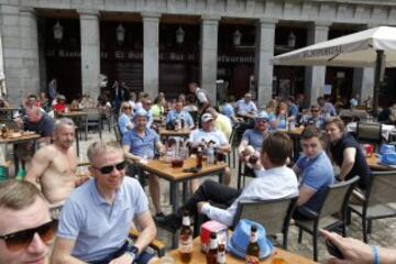 Los ingleses esperan la hora del partido disfrutando de las terrazas de la Plaza Mayor.