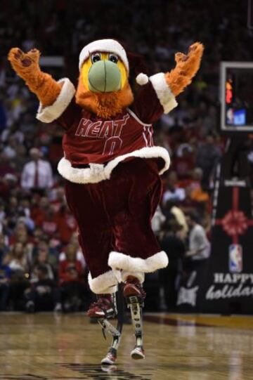 La mascota de los Miami Heat, 'Burnie', vistió un traje de Santa Claus para celebrar la Navidad.