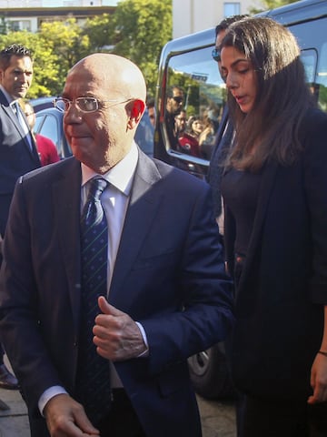 Lorenzo Serra Ferrer, vicepresidente deportivo del Betis, en la capilla ardiente de José Antonio Reyes en el estadio Sánchez Pizjuán.