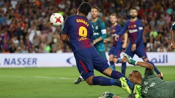 Luis Suárez se tira en el área.