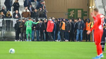 El Girondins-Nimes, detenido tras bajar los ultras al césped
