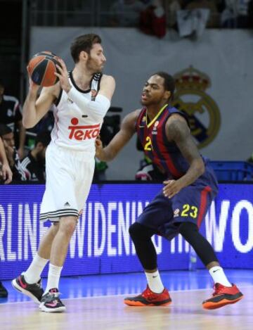 El alero del Real Madrid Rudy Fernández con el balón ante el alero estadounidense del FC Barcelona DeShaun Thomas, durante el partido del Top-16 de la Euroliga, Grupo E, disputado esta tarde en el Palacio de los Deportes de la Comunidad de Madrid. 