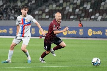 Andrés Iniesta en acción durante su partido de despedida del Vissel Kobe frente al FC Barcelona.