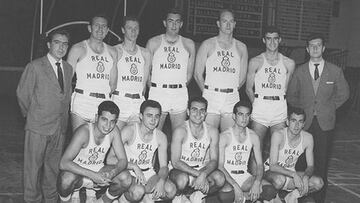 Pedro Ferrándiz posando con la plantilla del Real Madrid con la que consiguió 23 victorias consecutivas en 1960.