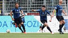 Pinilla festeja con todo el descuento de Atalanta en la ca&iacute;da ante Torino.